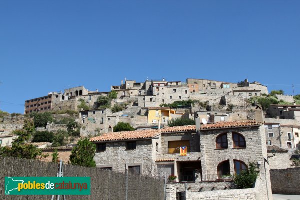 Les Oluges - L'Oluja Alta, amb el castell al fons, a la dreta