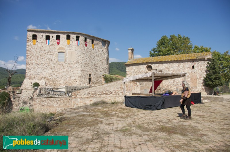 Castell de Sentmenat: l'era davant el Castell i l'Ermita