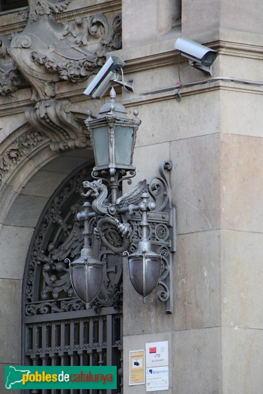 Barcelona -  Edifici de Transmediterrània: fanal entrada principal