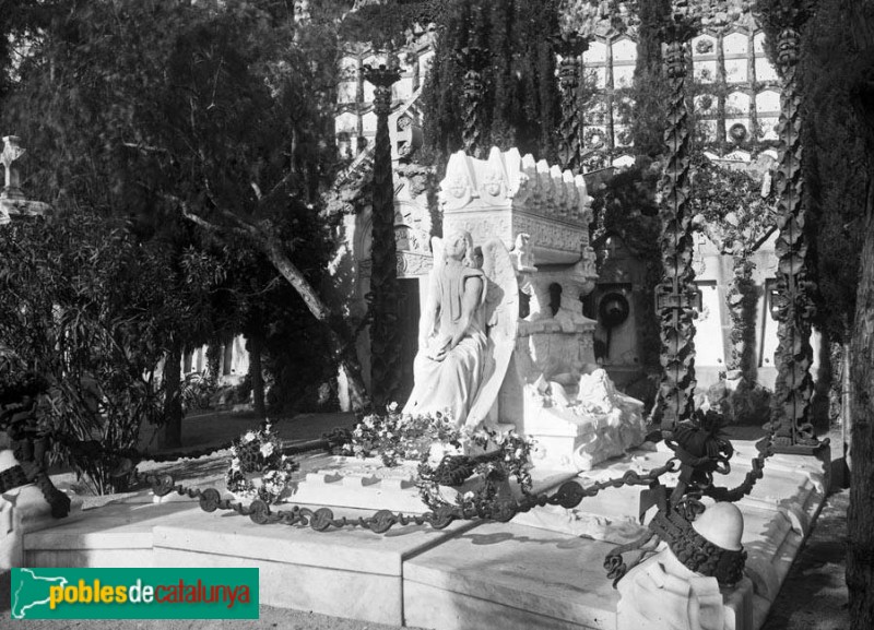 Cementiri de Montjuïc - Sepultura Marià Regordosa (Foto: <i>Anònim -Arxiu C.E.C.-</i>, c1900) Cementiri de Montjuïc - Sepultura Marià Regordosa