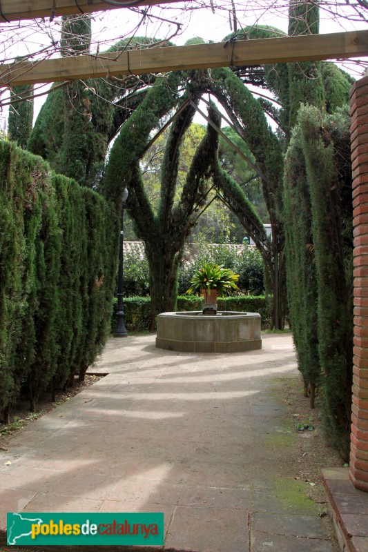 Barcelona - Jardins de Laribal, glorieta de xiprers