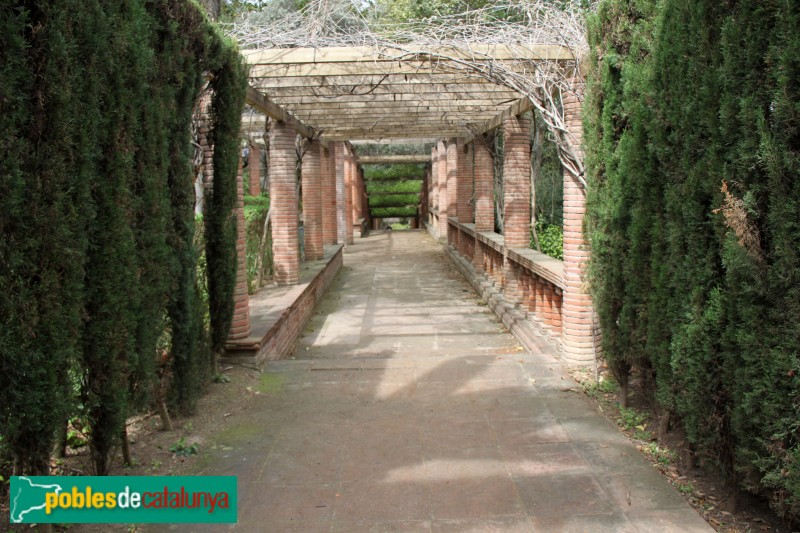 Barcelona - Jardins de Laribal, glorieta de xiprers