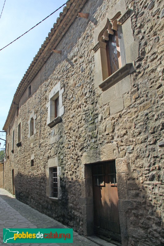La Pera - Carrer Major de Púbol (Foto: Albert Esteves, 2015) La Pera - Carrer Major de Púbol