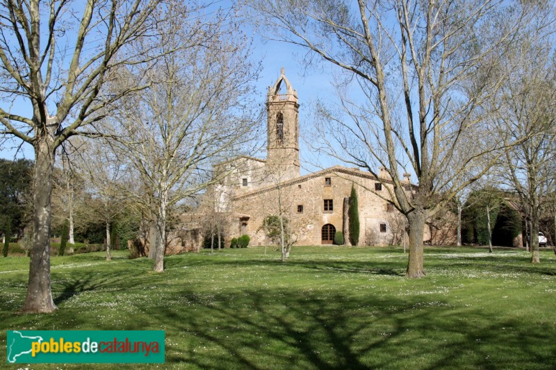 Foixà - Santa Maria de la Sala, darrera la masia (Foto: Albert Esteves, 2015) Foixà - Santa Maria de la Sala, darrera la masia