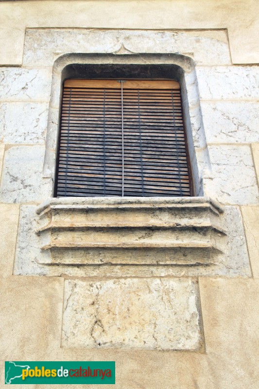 Bellcaire d'Empordà - Finestra del carrer Major (Foto: Albert Esteves, 2015) Bellcaire d'Empordà - Finestra del carrer Major