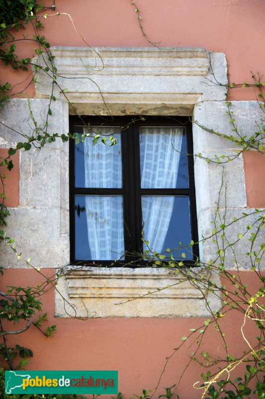 Bellcaire d'Empordà - Finestra de Can Bergés (Foto: Albert Esteves, 2015) Bellcaire d'Empordà - Finestra de Can Bergés