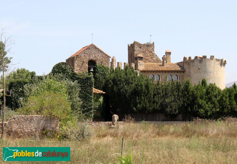 La Tallada - Sant Mateu de Canet, amb el castell al darrera (Foto: Albert Esteves, 2015) La Tallada - Sant Mateu de Canet, amb el castell al darrera