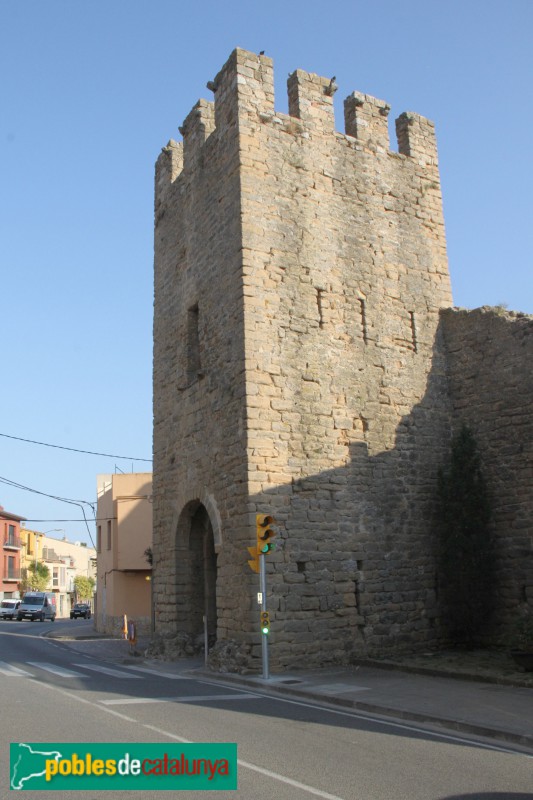 Torroella de Montgrí - Torre de Santa Caterina i muralla (Foto: Albert Esteves, 2015) Torroella de Montgrí - Torre de Santa Caterina i muralla