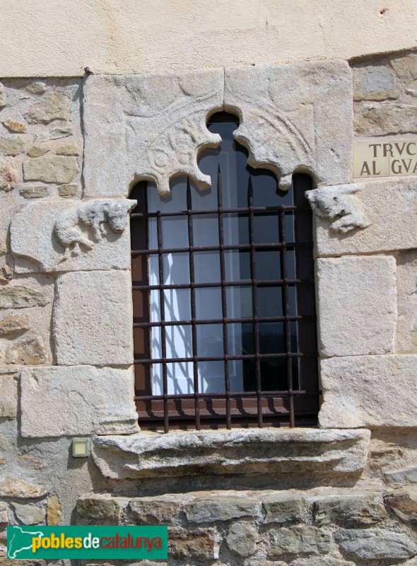 Ullastret - Finestra de l'antic mas (Foto: Albert Esteves, 2015) Ullastret - Finestra de l'antic mas