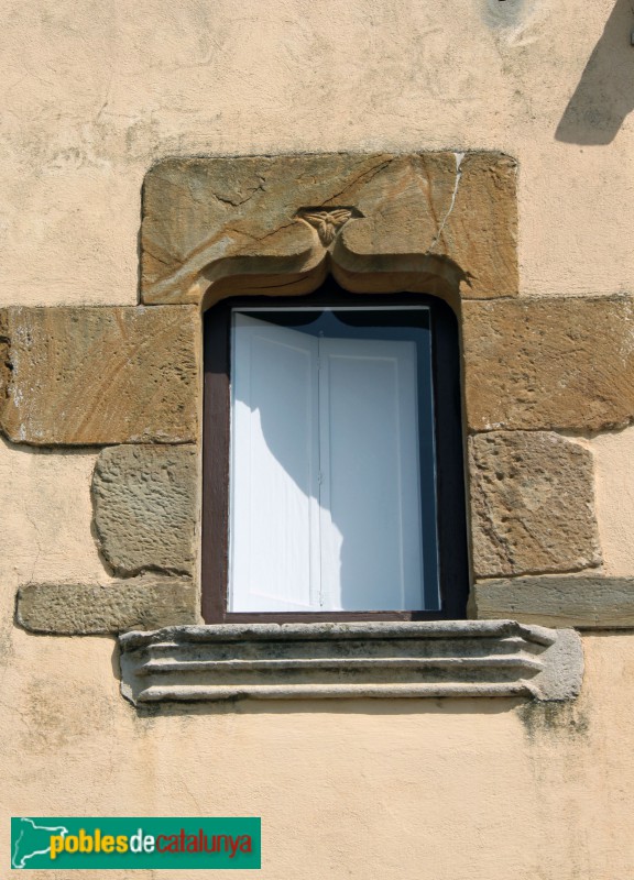Ullastret - Finestra de l'antic mas (Foto: Albert Esteves, 2015) Ullastret - Finestra de l'antic mas