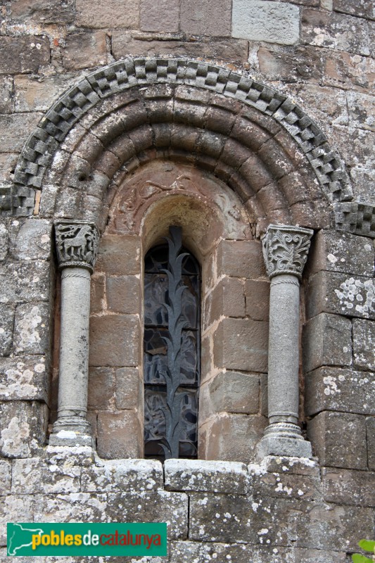 L'Estany - Església del Monestir, finestra absis (Foto: Albert Esteves, 2016) L'Estany - Església del Monestir, finestra absis