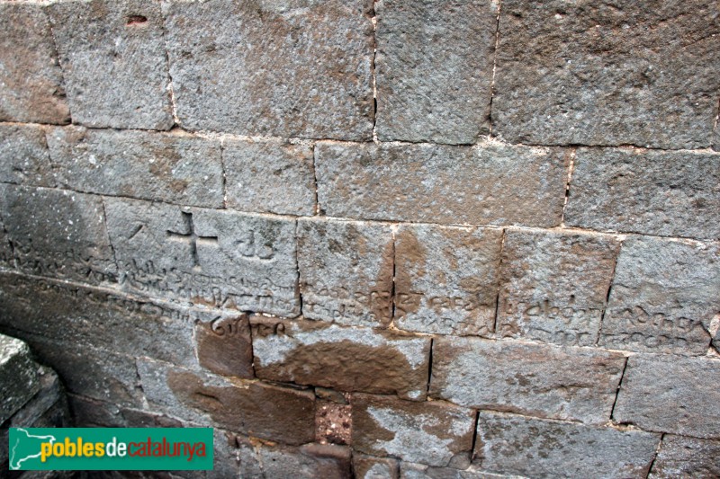 L'Estany - Església del Monestir, inscripció al mur exterior (Foto: Albert Esteves, 2016) L'Estany - Església del Monestir, inscripció al mur exterior