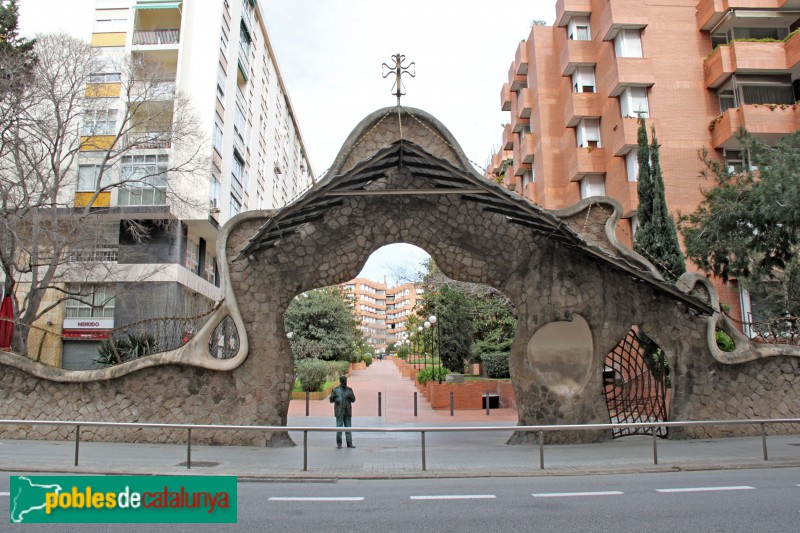 Barcelona - Tanca i portal de la finca Miralles