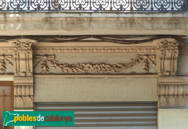 Barcelona - Carrer Gran de Sant Andreu, 4. Detall llinda porta (Foto: Graciel·la Vidal, 2017) Barcelona - Carrer Gran de Sant Andreu, 4. Detall llinda porta