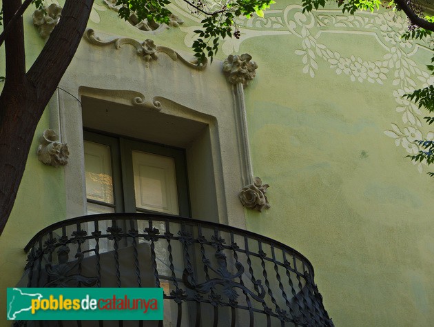 Barcelona - Carrer Gran de Sant Andreu, 31. Detall balcó i esgrafiat (Foto: Graciel·la Vidal, 2017) Barcelona - Carrer Gran de Sant Andreu, 31. Detall balcó i esgrafiat