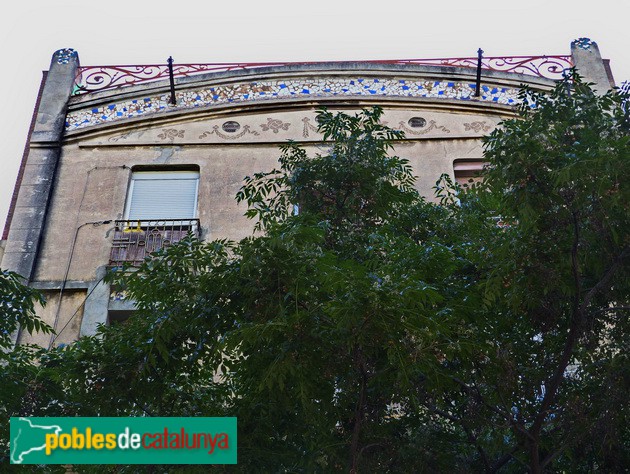 Barcelona - Carrer Gran de Sant Andreu, 65. Coronament amb trencadís (Foto: Graciel·la Vidal, 2017) Barcelona - Carrer Gran de Sant Andreu, 65. Coronament amb trencadís
