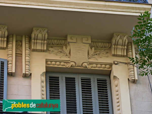 Barcelona - Carrer Gran de Sant Andreu, 83. Detall decoració balcó (Foto: Graciel·la Vidal, 2017) Barcelona - Carrer Gran de Sant Andreu, 83. Detall decoració balcó