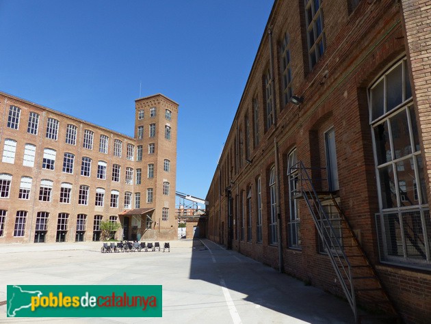Barcelona - Antiga fàbrica Fabra i Coats. A la dreta, nau del carrer Parellada (Foto: Graciel·la Vidal, 2017) Barcelona - Antiga fàbrica Fabra i Coats. A la dreta, nau del carrer Parellada