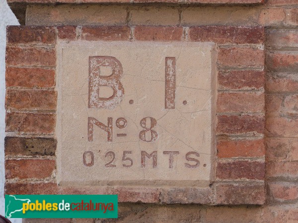 Barcelona - Antiga fàbrica Fabra i Coats. Placa indicadora situació boca d'incendis (Foto: Graciel·la Vidal, 2017) Barcelona - Antiga fàbrica Fabra i Coats. Placa indicadora situació boca d'incendis