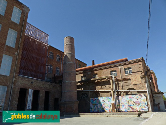 Barcelona - Antiga fàbrica Fabra i Coats. Xemeneia i entrada (Foto: Graciel·la Vidal, 2017) Barcelona - Antiga fàbrica Fabra i Coats. Xemeneia i entrada