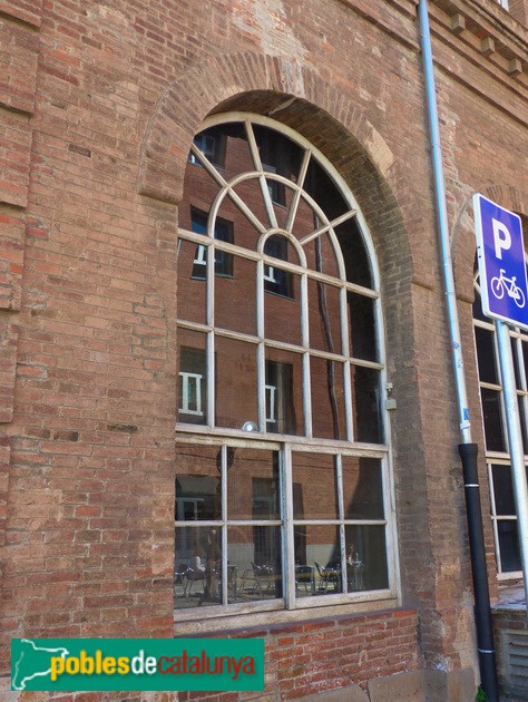 Barcelona - Antiga fàbrica Fabra i Coats. Finestra (Foto: Graciel·la Vidal, 2017) Barcelona - Antiga fàbrica Fabra i Coats. Finestra