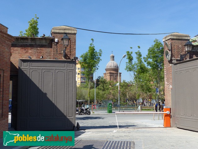 Barcelona - Antiga fàbrica Fabra i Coats. Entrada carrer St. Adrià (Foto: Graciel·la Vidal, 2017) Barcelona - Antiga fàbrica Fabra i Coats. Entrada carrer St. Adrià