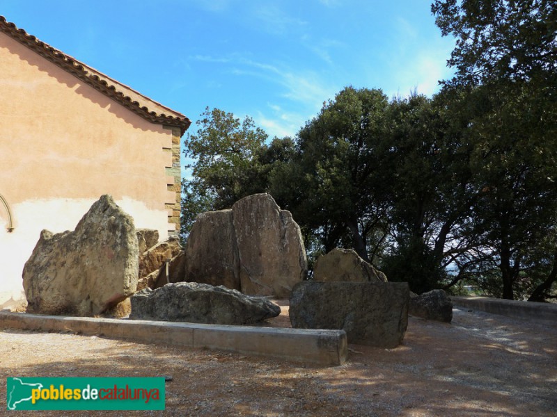 Folgueroles - Dolmen de Puigseslloses