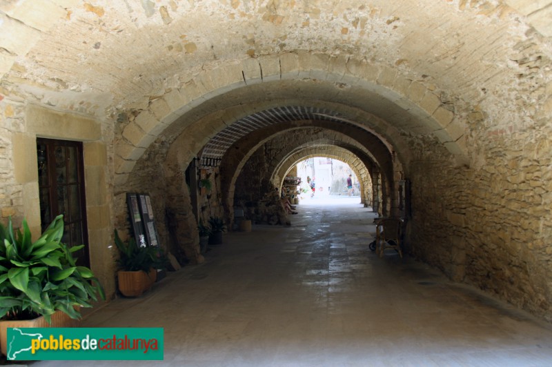 Peratallada - Plaça de les Voltes (Foto: Albert Esteves, 2017) Peratallada - Plaça de les Voltes