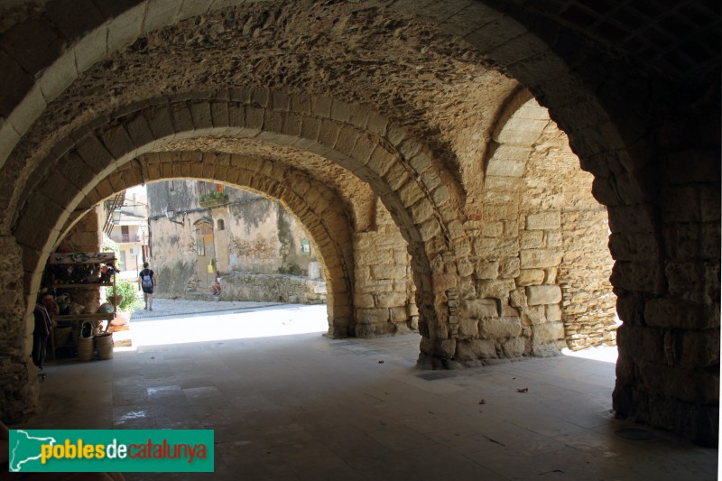 Peratallada - Plaça de les Voltes (Foto: Albert Esteves, 2017) Peratallada - Plaça de les Voltes
