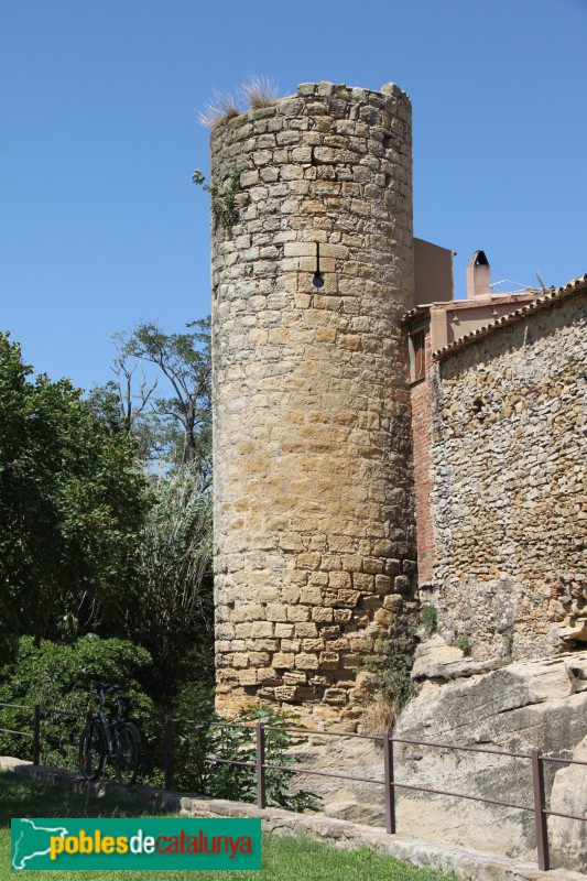 Peratallada - Muralla, torre cilíndrica (Foto: Albert Esteves, 2017) Peratallada - Muralla, torre cilíndrica