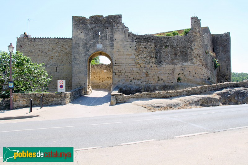 Peratallada - Muralla i portal (Foto: Albert Esteves, 2017) Peratallada - Muralla i portal