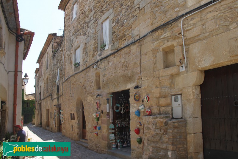 Peratallada - Carrer Major (Foto: Albert Esteves, 2017) Peratallada - Carrer Major