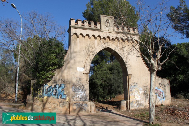 Santa Coloma de Cervelló - Casal de la torre Salbana, entrada al solar