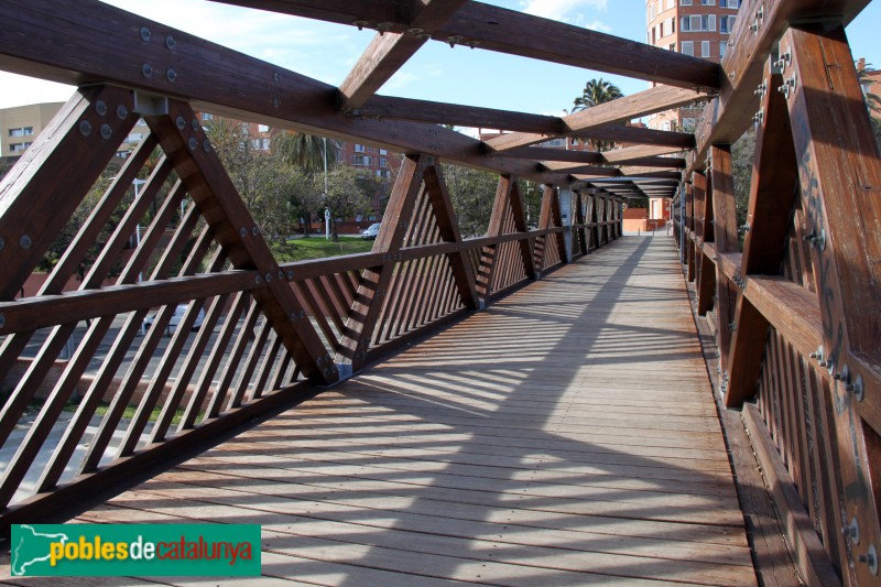 Barcelona - Parc Nova Icària, pont de fusta (Foto: Albert Esteves, 2018) Barcelona - Parc Nova Icària, pont de fusta