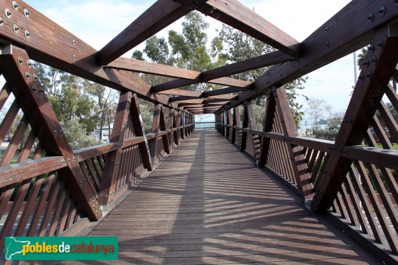 Barcelona - Parc Nova Icària, pont de fusta (Foto: Albert Esteves, 2018) Barcelona - Parc Nova Icària, pont de fusta