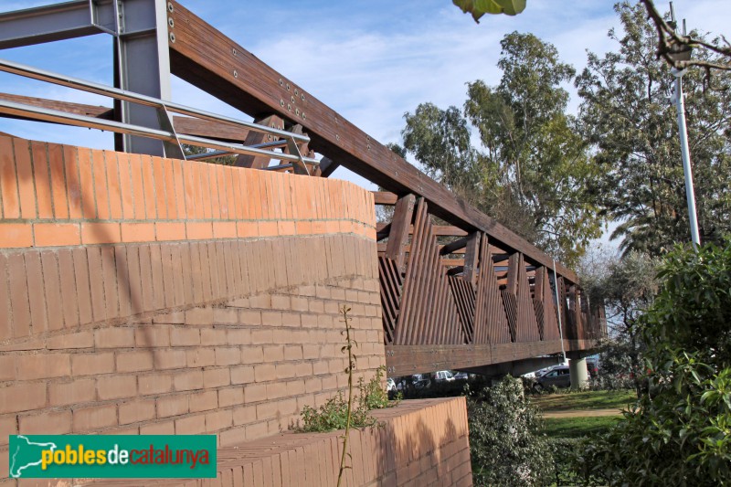 Barcelona - Parc Nova Icària, pont de fusta (Foto: Albert Esteves, 2018) Barcelona - Parc Nova Icària, pont de fusta