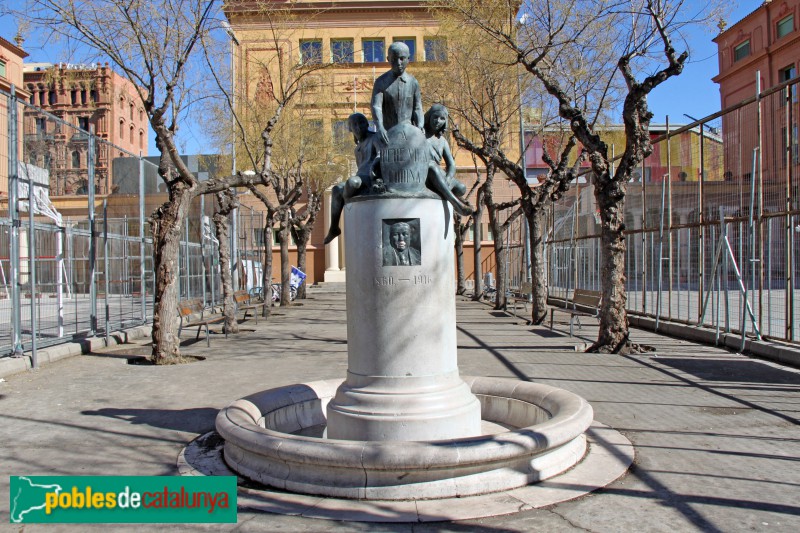 Barcelona - Grup Escolar Pere Vila, escultura de Josep Dunyach dedicada a Pere Vila.