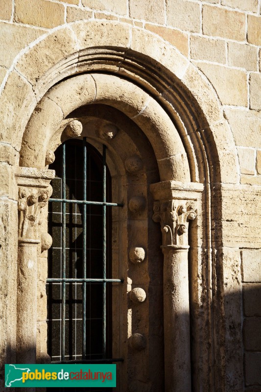 Barcelona - El Conventet, finestra romànica procedent de Santa Maria de Besalú