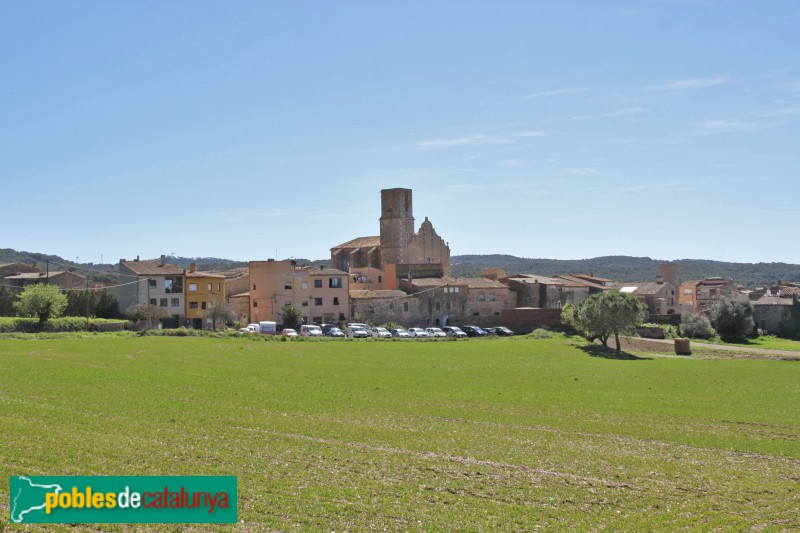 Regencós, de lluny, amb l'església enmig (Foto: Albert Esteves, 2018) Regencós, de lluny, amb l'església enmig