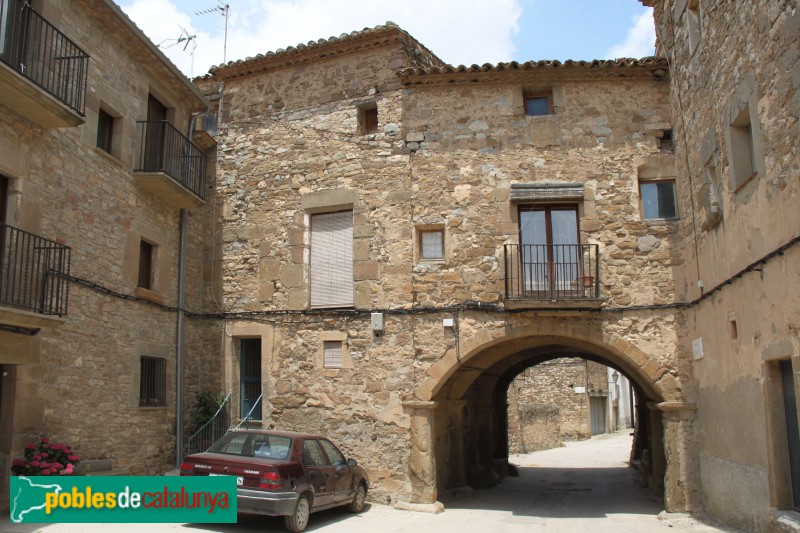 Tàrrega - Pas cobert al carrer Major (La Figuerosa)