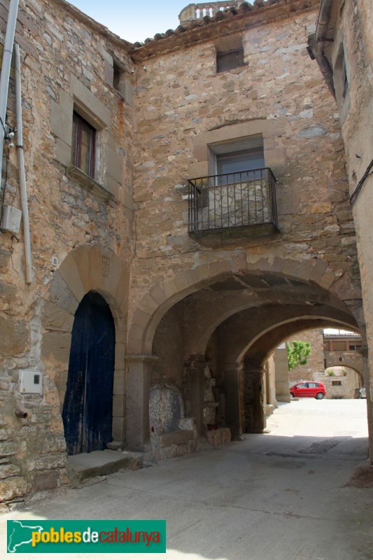 Tàrrega - Pas cobert al carrer Major (La Figuerosa)