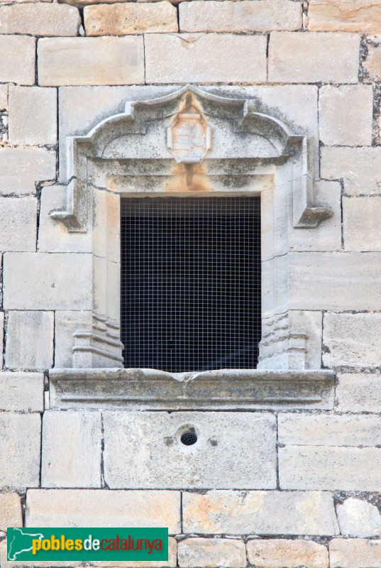 Ciutadilla - Castell. Finestra amb l'escut dels Guimerà-Rosanes