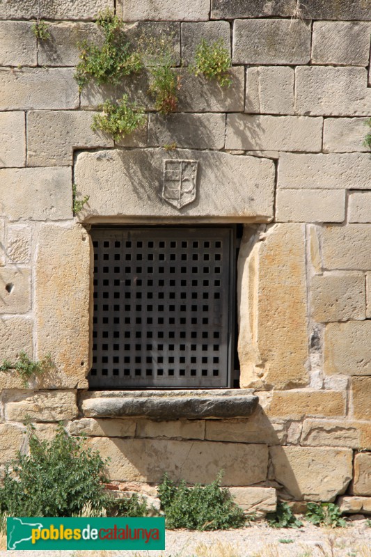 Ciutadilla - Castell. Finestra amb l'escut dels Guimerà-Rosanes