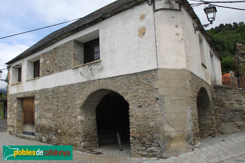 Montcorbau - Una casa del poble