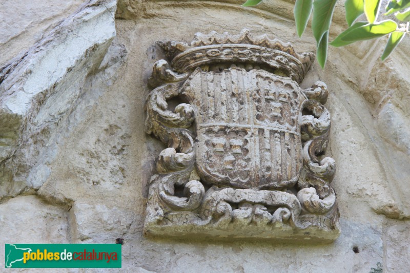 Palamós - Restes del Convent de Sant Agustí: escut a la portada (Foto: Albert Esteves, 2018) Palamós - Restes del Convent de Sant Agustí: escut a la portada