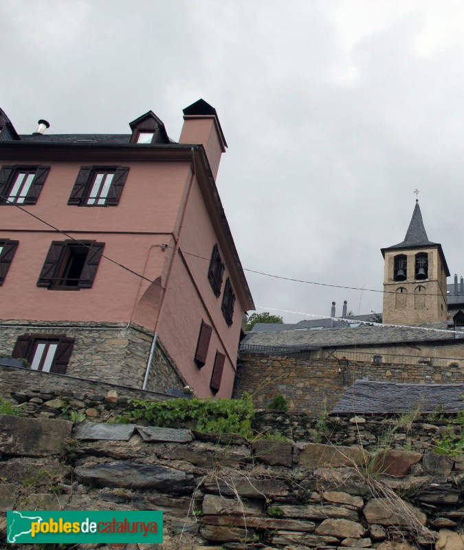 Vila - Casa Barrau i església