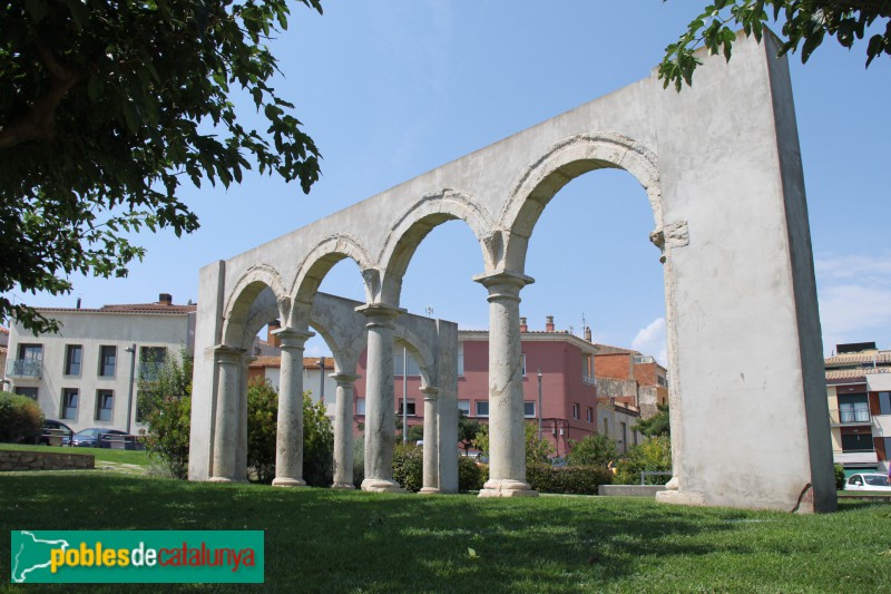 Palamós - Restes del Convent de Sant Agustí: arcs del claustre (Foto: Albert Esteves, 2018) Palamós - Restes del Convent de Sant Agustí: arcs del claustre