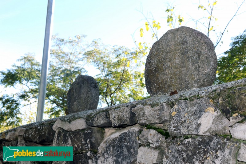 Belianes - Antic fossar parroquial, esteles discoidals