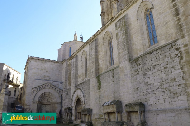 Vallbona de les Monges - Sarcòfags de la plaça