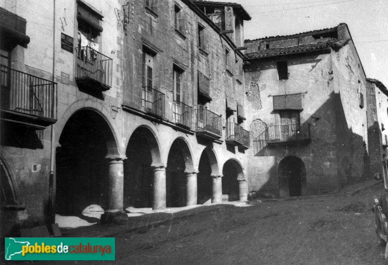 Bellpuig - Antic carrer del Pou (ara Homenatge a la Vellesa) (Foto: <i>Antoni Gallardo -Arxiu Fotogràfic Centre Excursionista de Catalunya-</i>, 1933) Bellpuig - Antic carrer del Pou (ara Homenatge a la Vellesa)